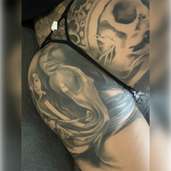 String mit Perlen im Schritt